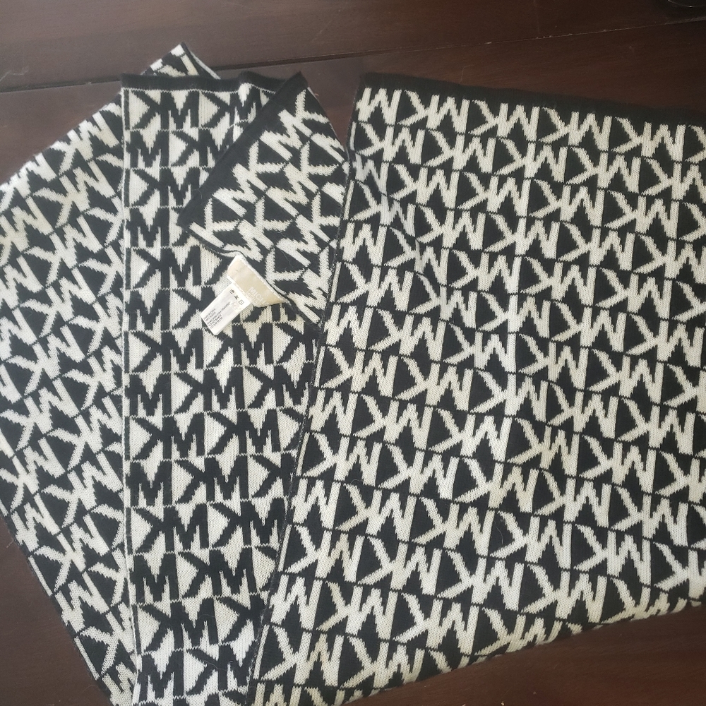 Mk scarf